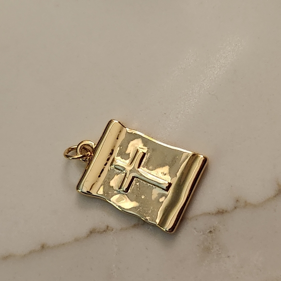 Yellow gold plated cross charm - Picture 3 of 5